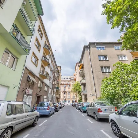 Margit Apartment *