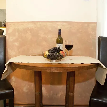 Margit Apartment *