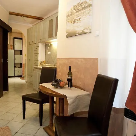Margit Apartment *